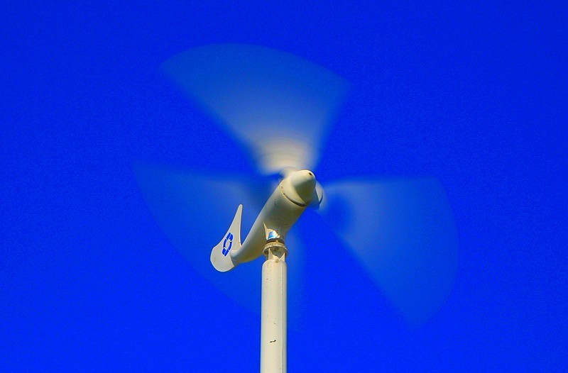 《不老松：纪实摄影》驰骋呼伦贝尔之大庆片：髙速旋转的微型风力发电机！（不同的快门