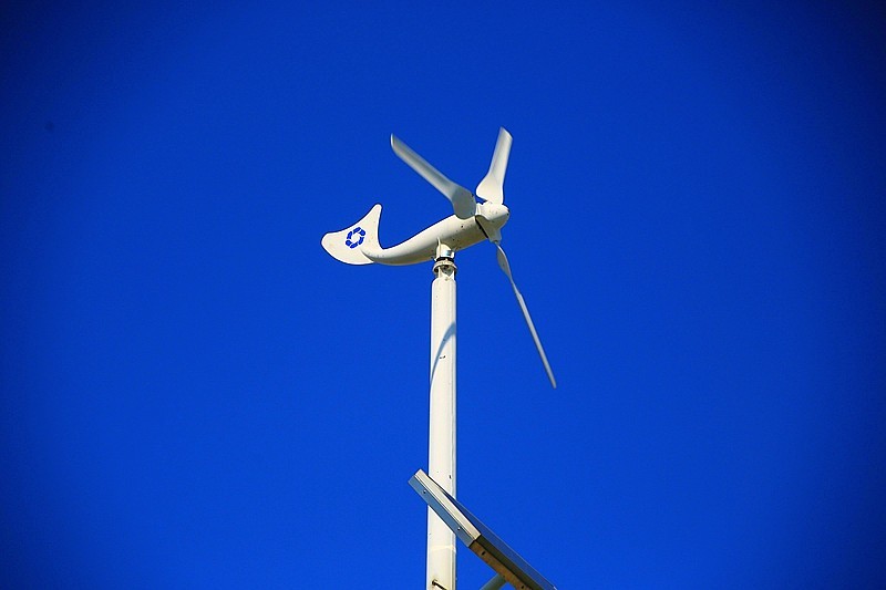 《不老松：纪实摄影》驰骋呼伦贝尔之大庆片：髙速旋转的微型风力发电机！（不同的快门