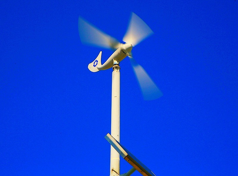 《不老松：纪实摄影》驰骋呼伦贝尔之大庆片：髙速旋转的微型风力发电机！（不同的快门