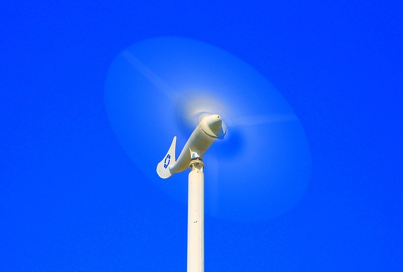 《不老松：纪实摄影》驰骋呼伦贝尔之大庆片：髙速旋转的微型风力发电机！（不同的快门