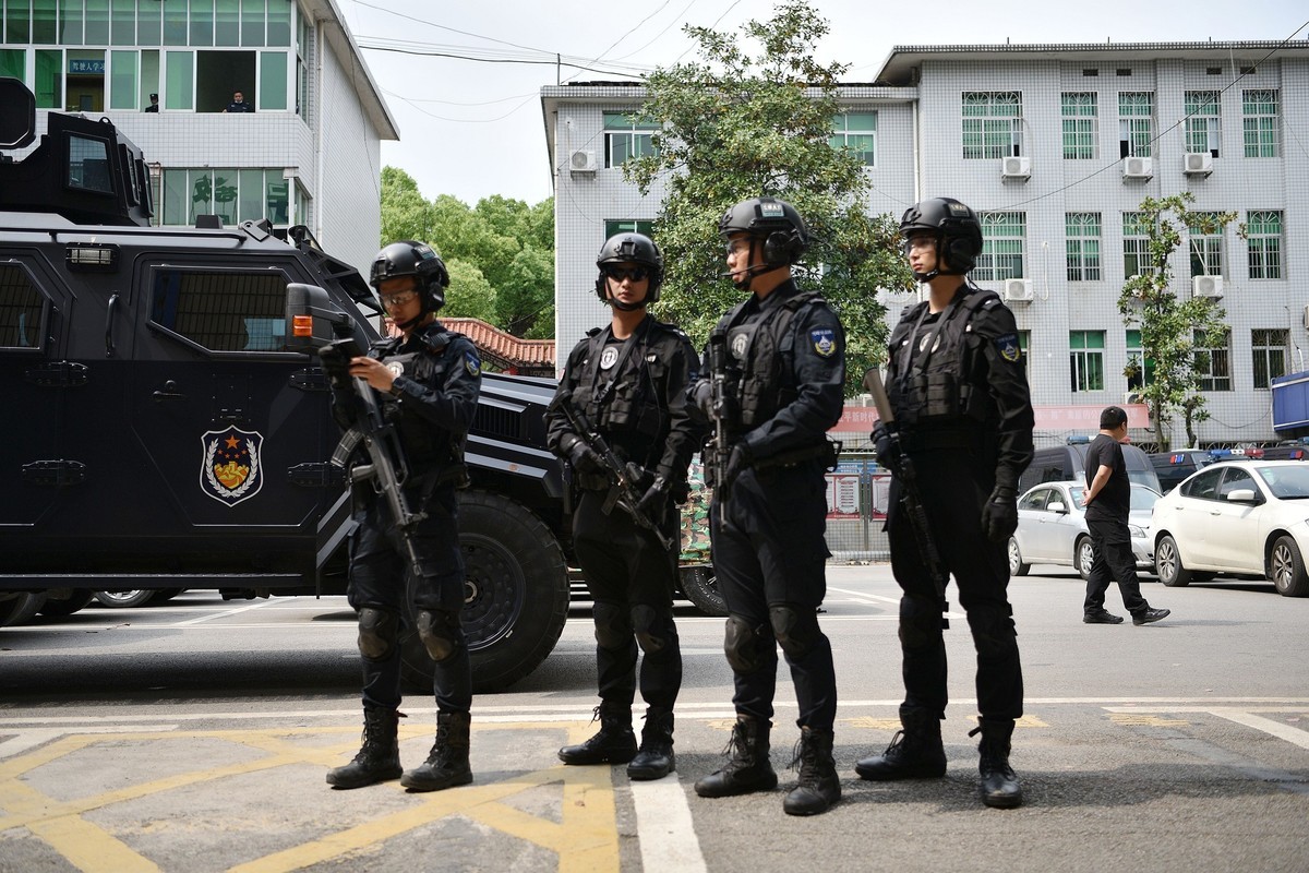 公安特警  整装待发