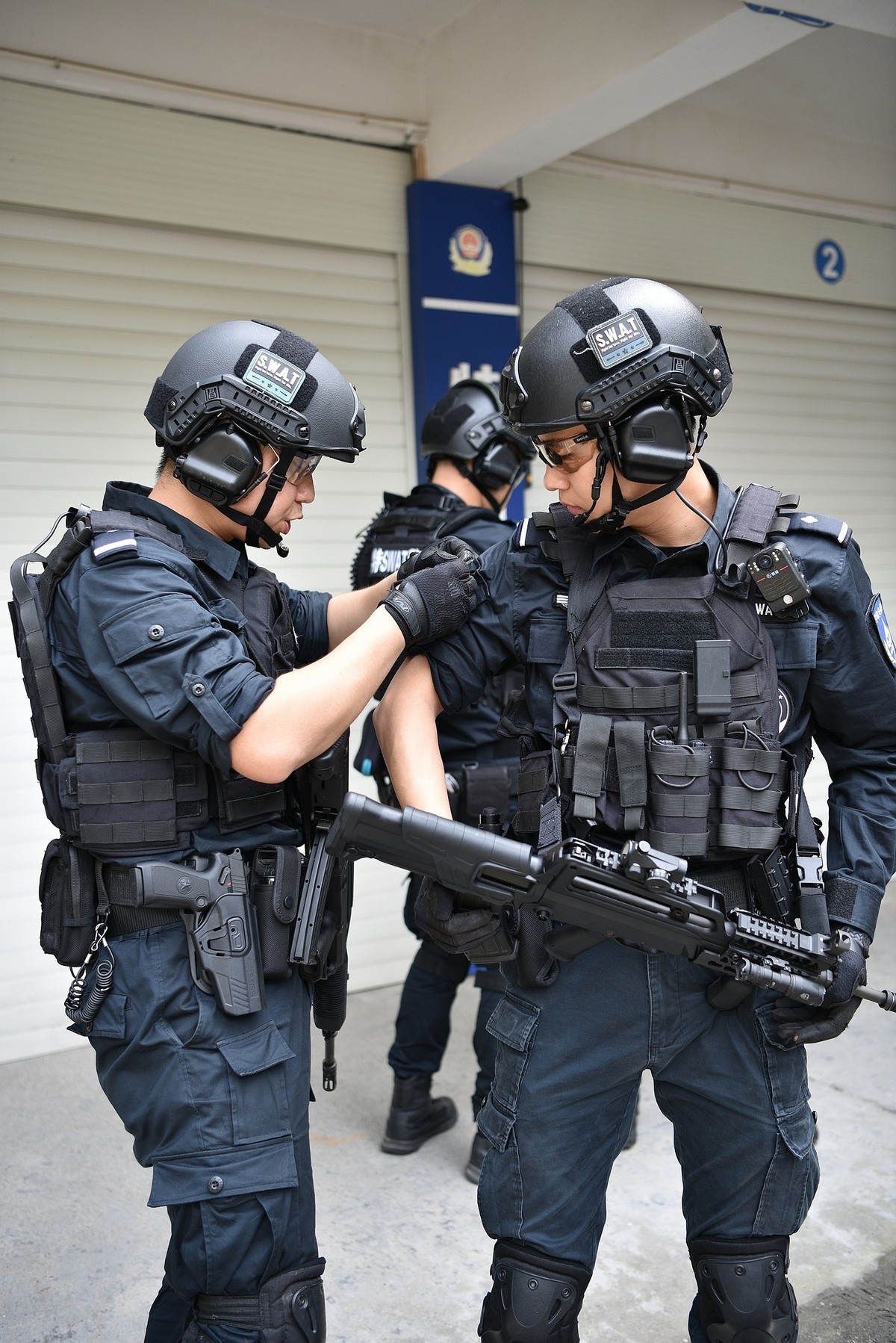 公安特警  整装待发