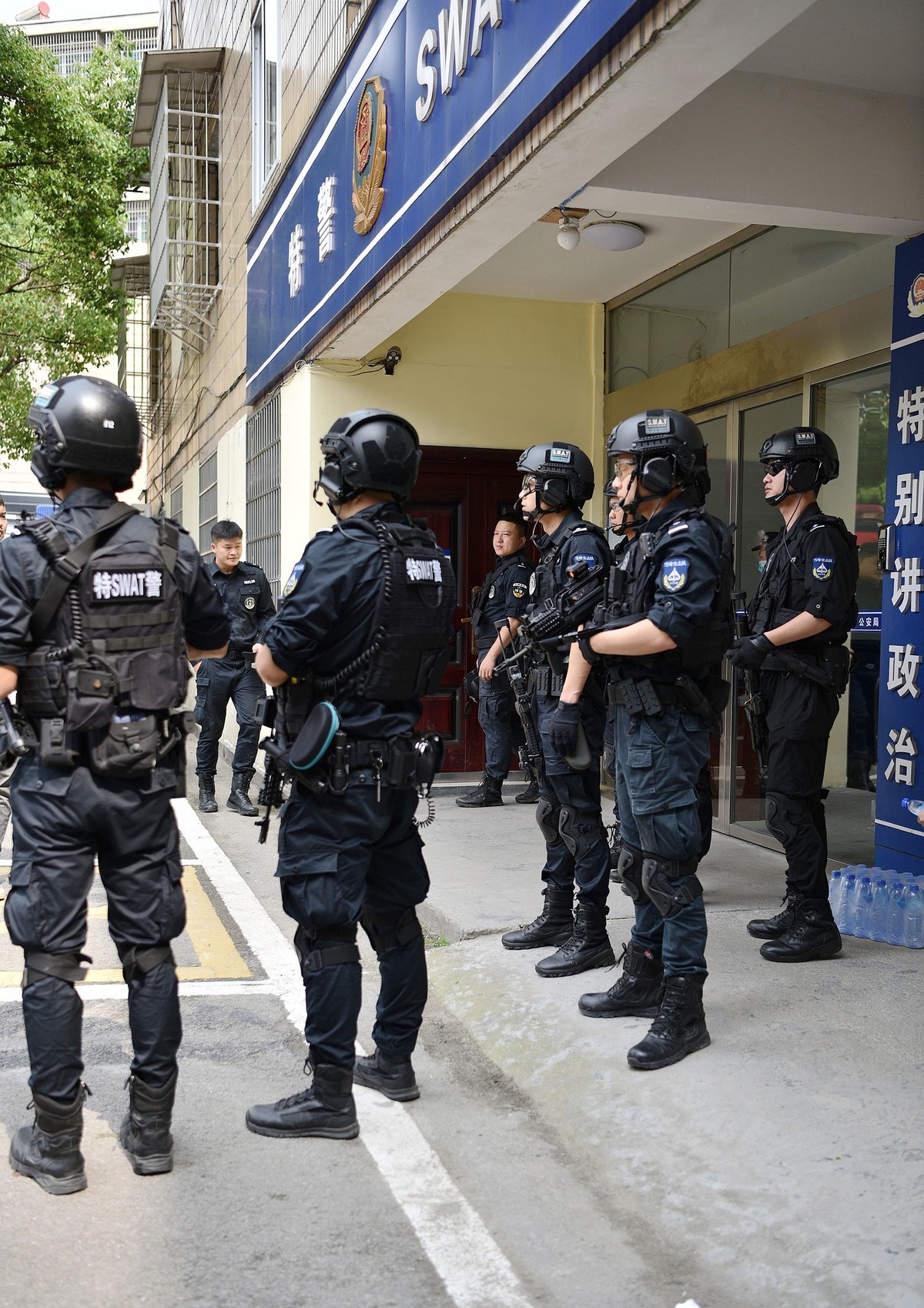 公安特警  整装待发