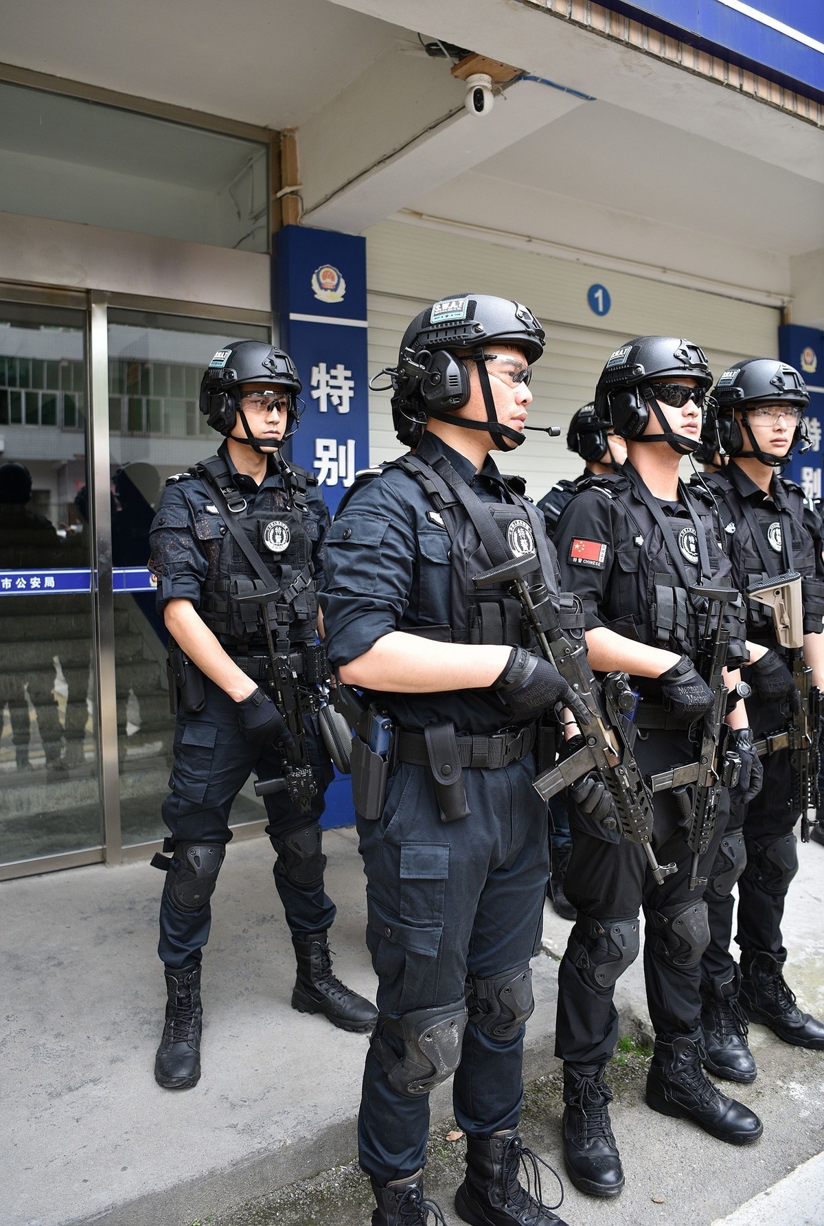 公安特警  整装待发