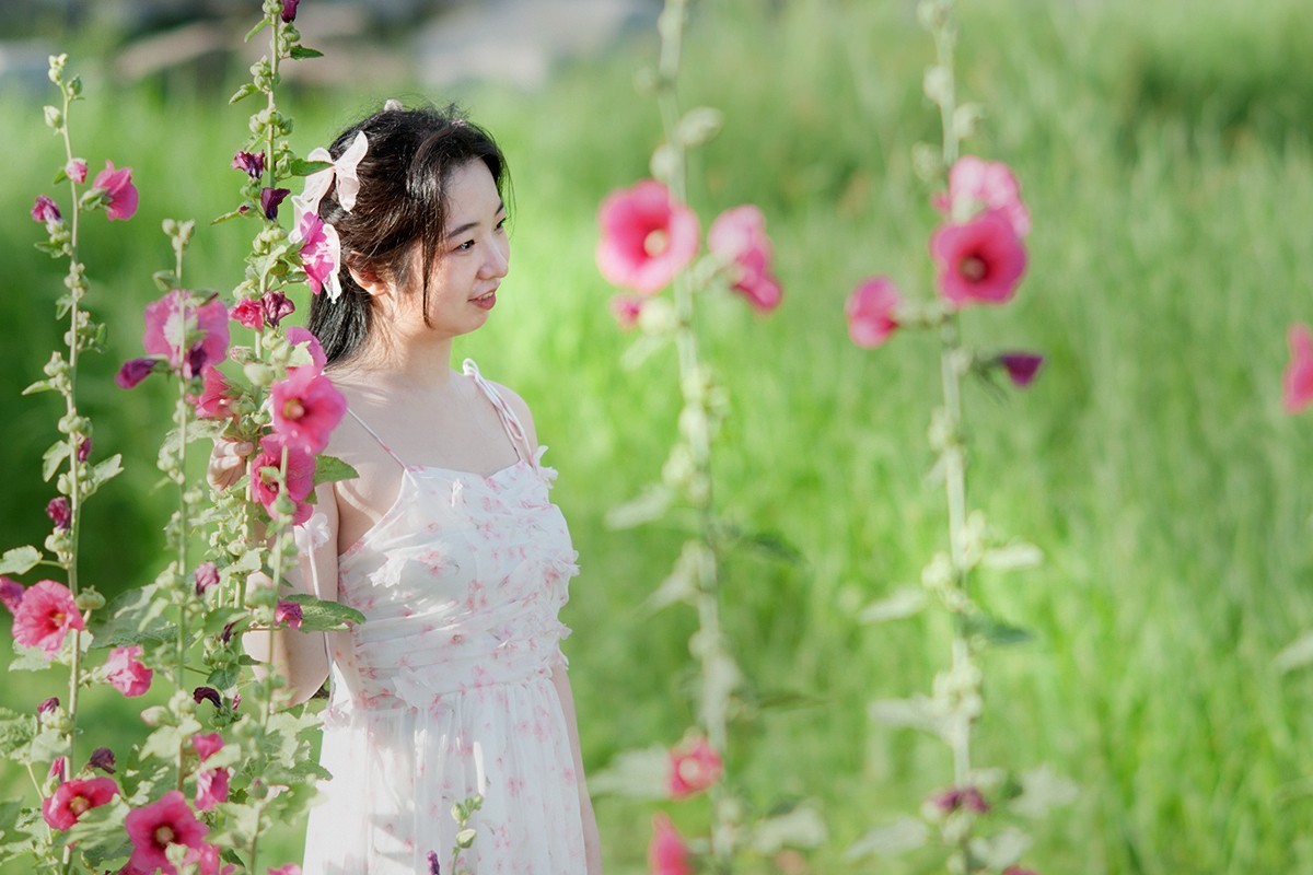 蜀葵花前拍摄人像