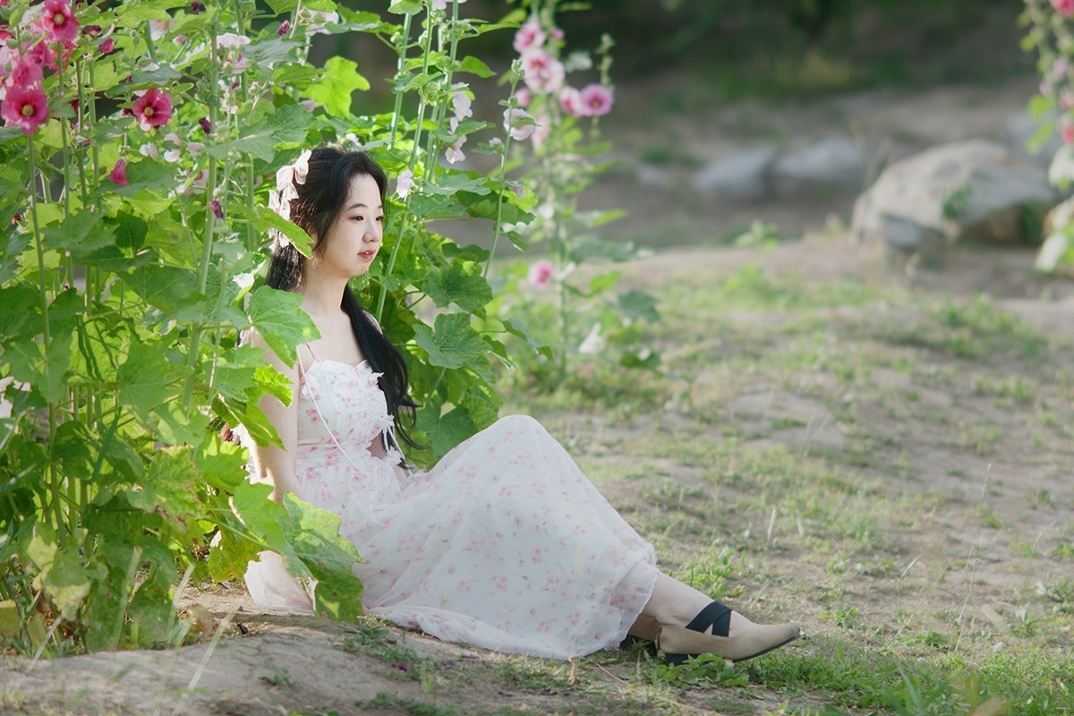 蜀葵花前拍摄人像