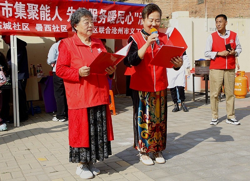 《不老松：纪实摄影》【爱在重阳节、情暖夕阳红】义工进小区！ (36)义工们为老年居民