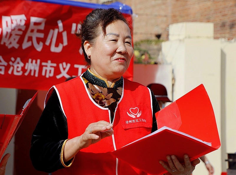 《不老松：纪实摄影》【爱在重阳节、情暖夕阳红】义工进小区！ (36)义工们为老年居民