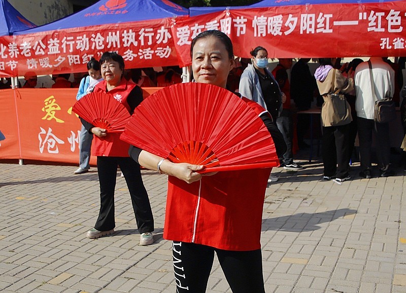 《不老松：纪实摄影》【爱在重阳节、情暖夕阳红】义工进小区！ (34)义工们为老年居民