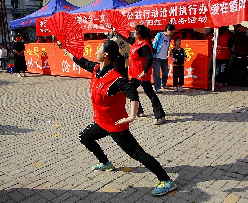 《不老松：纪实摄影》【爱在重阳节、情暖夕阳红】义工进小区！ (34)义工们为老年居民