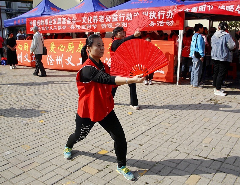 《不老松：纪实摄影》【爱在重阳节、情暖夕阳红】义工进小区！ (34)义工们为老年居民