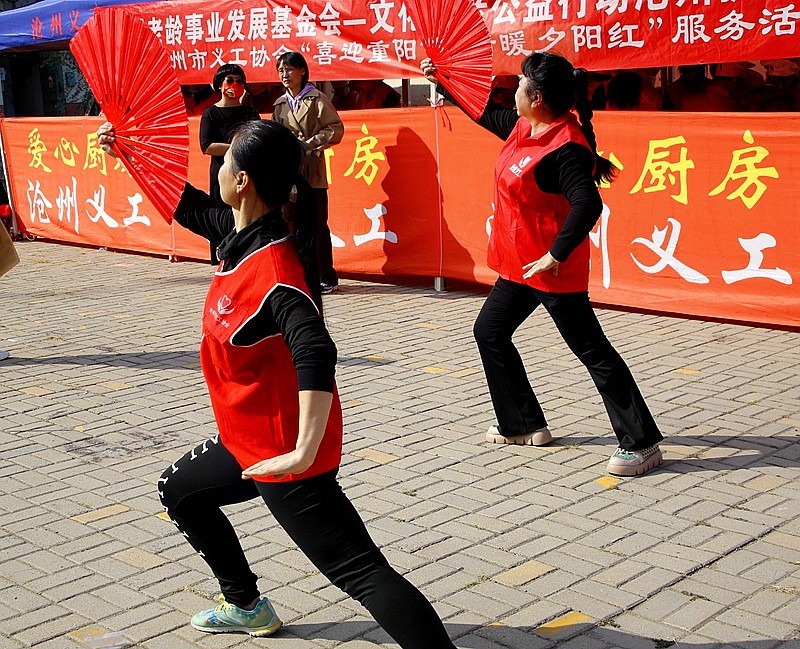 《不老松：纪实摄影》【爱在重阳节、情暖夕阳红】义工进小区！ (34)义工们为老年居民