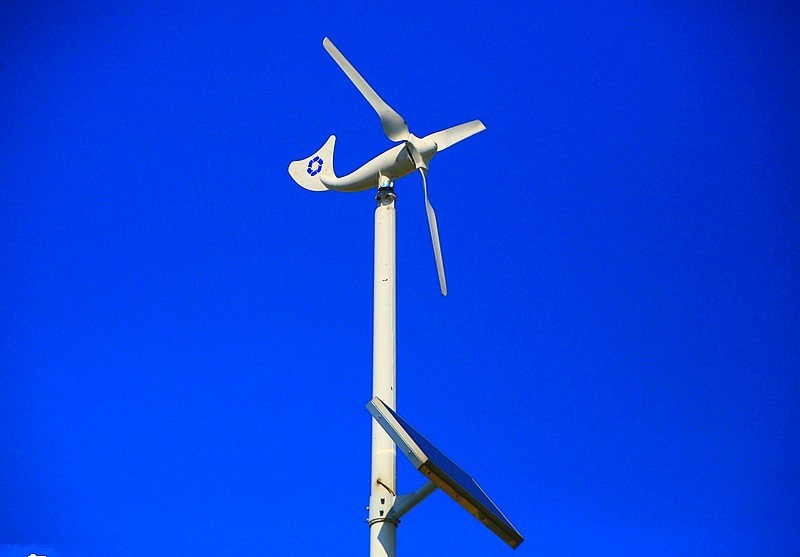 《不老松：纪实摄影》驰骋呼伦贝尔之大庆片：髙速旋转的微型风力发电机！（不同的快门