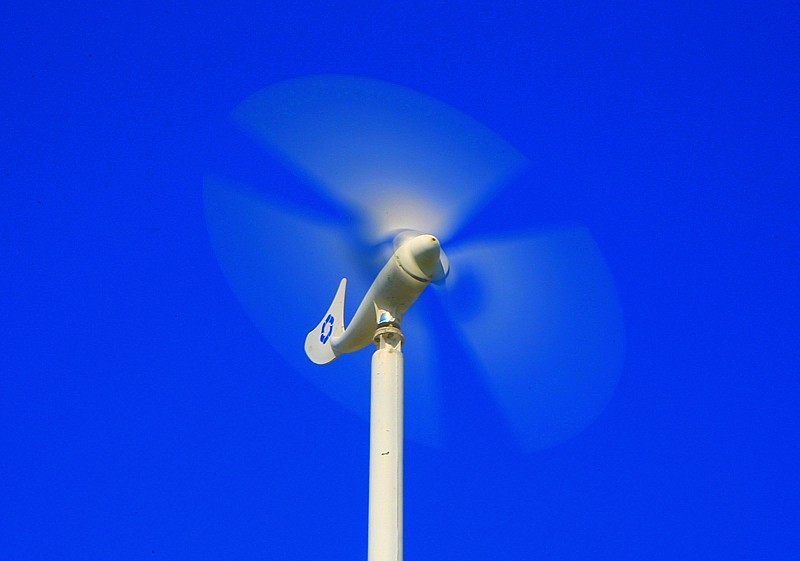 《不老松：纪实摄影》驰骋呼伦贝尔之大庆片：髙速旋转的微型风力发电机！（不同的快门