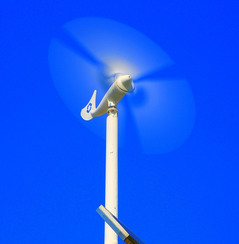 《不老松：纪实摄影》驰骋呼伦贝尔之大庆片：髙速旋转的微型风力发电机！（不同的快门