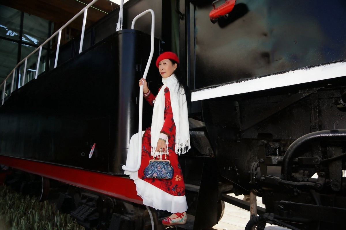 绿皮火车头旁的美女！