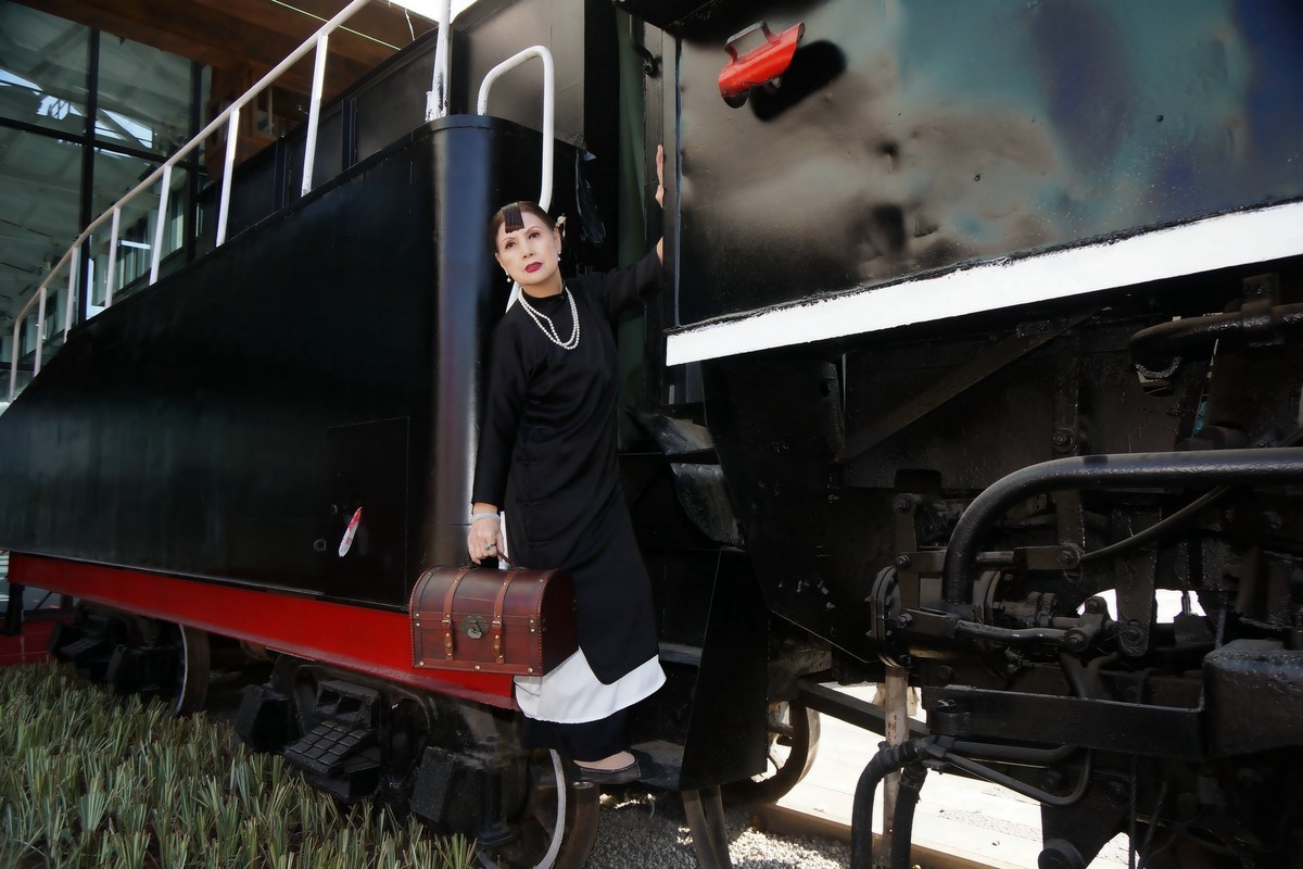 绿皮火车头旁的美女！