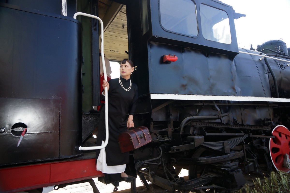 绿皮火车头旁的美女！