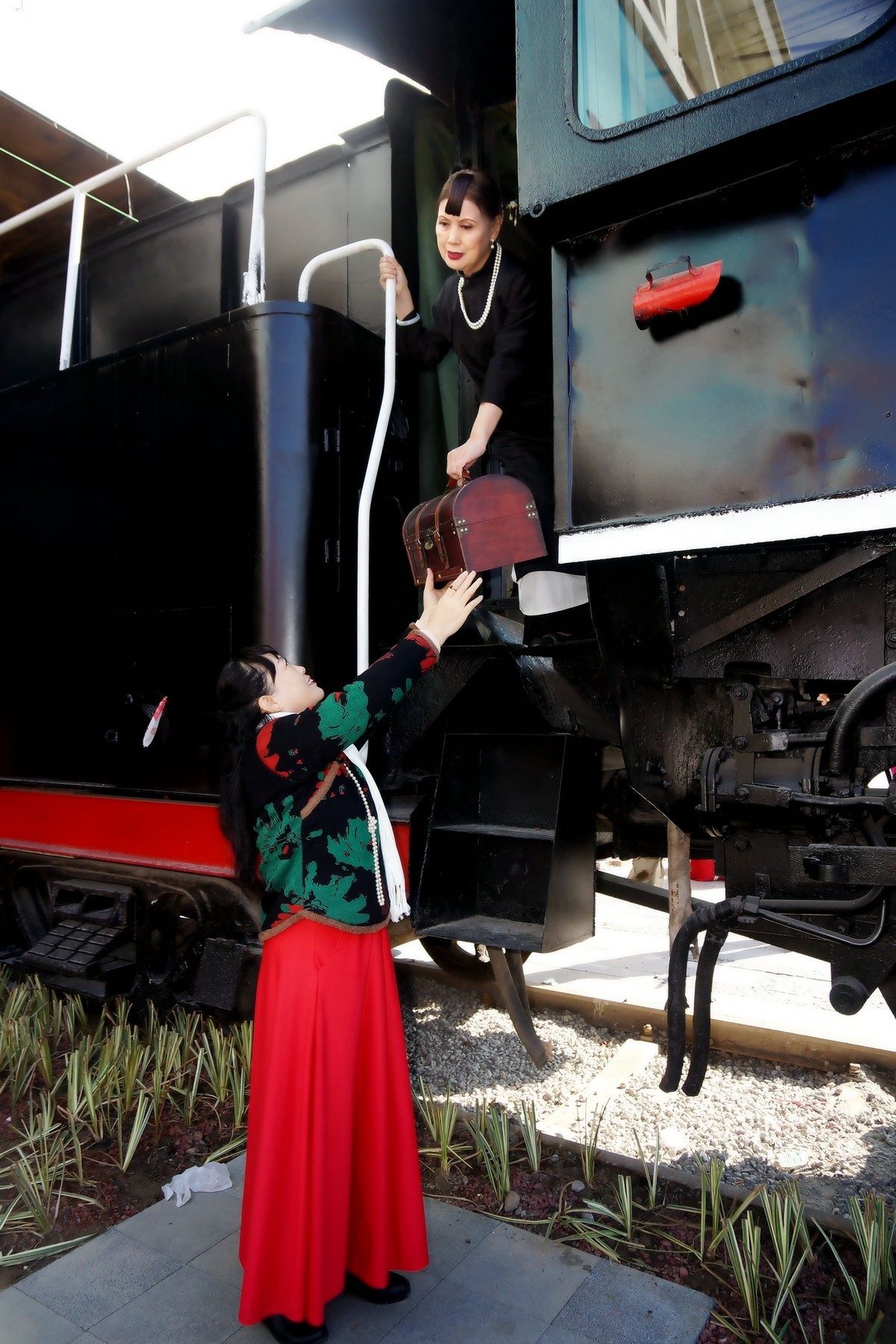 绿皮火车头旁的美女！