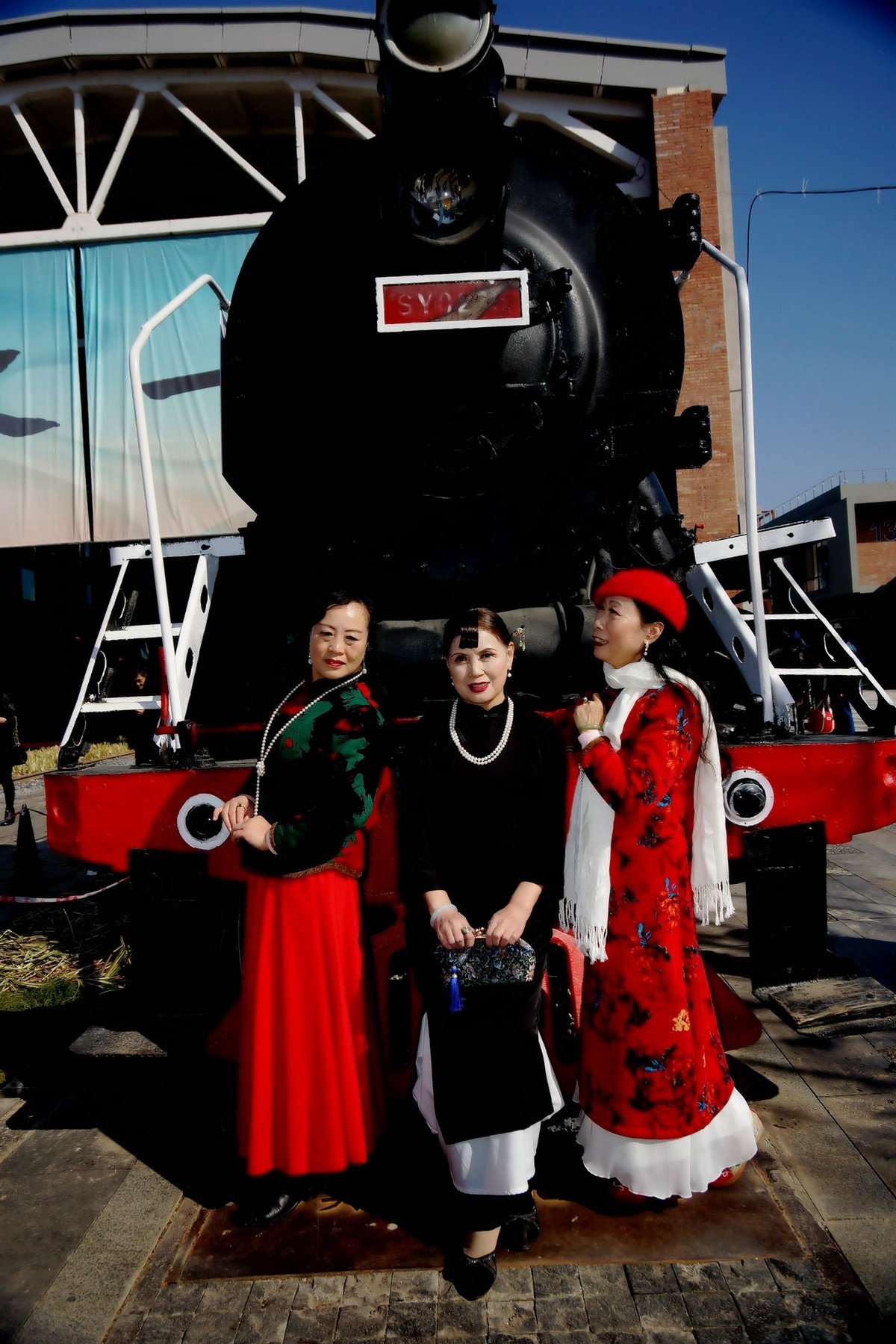 绿皮火车头旁的美女！