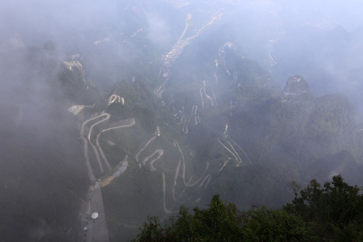 变幻莫测的天门山玉瓶峰顶风光