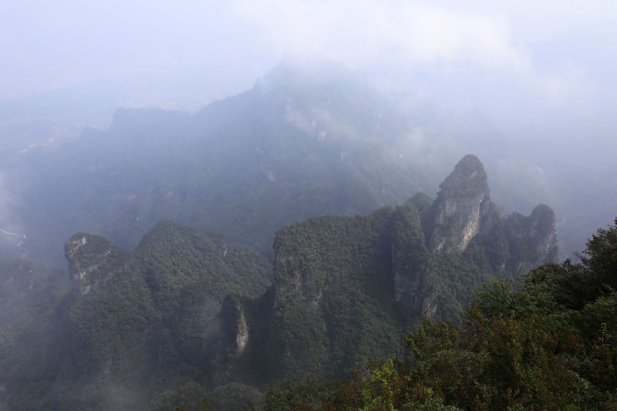 变幻莫测的天门山玉瓶峰顶风光