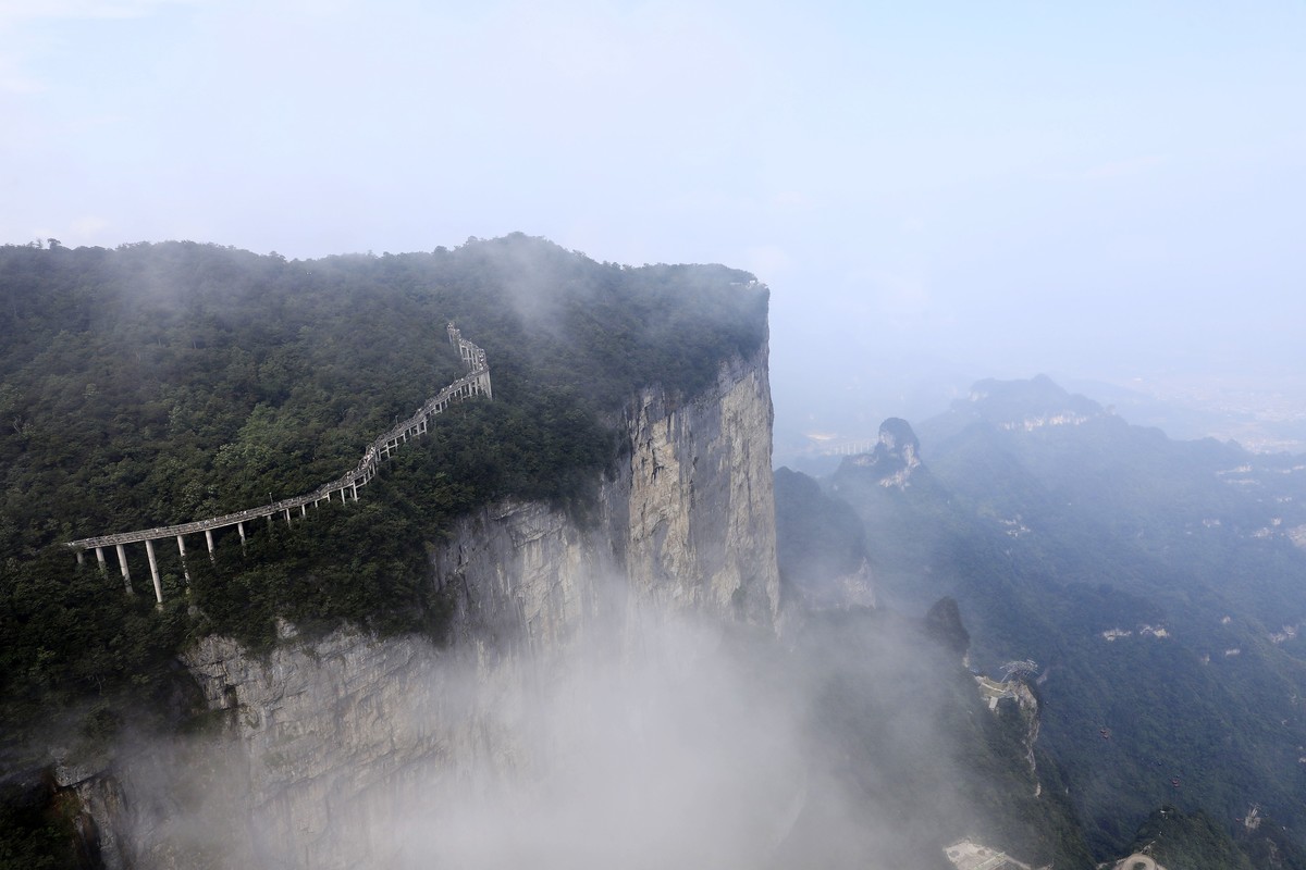 变幻莫测的天门山玉瓶峰顶风光