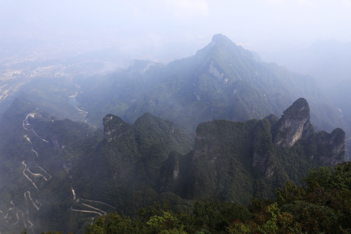 变幻莫测的天门山玉瓶峰顶风光