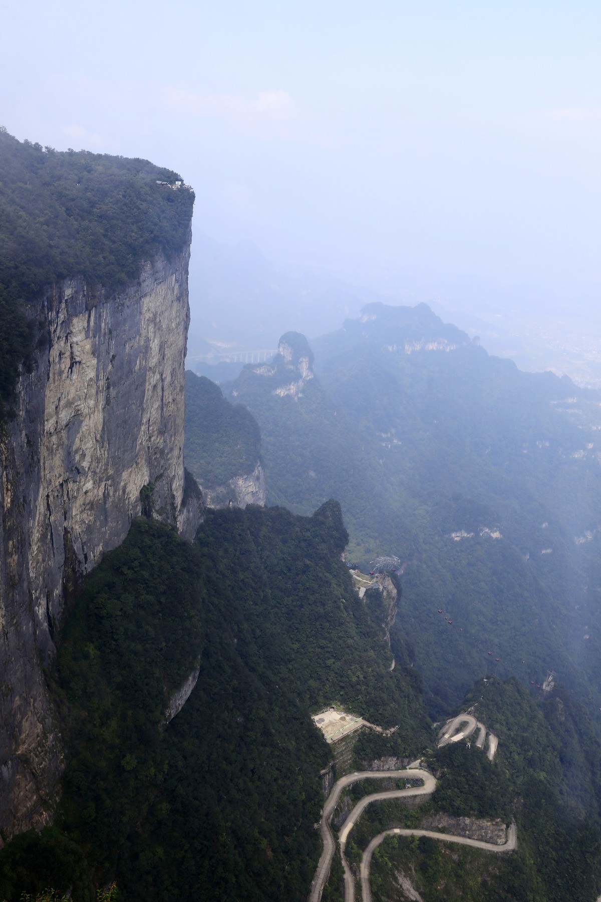 变幻莫测的天门山玉瓶峰顶风光