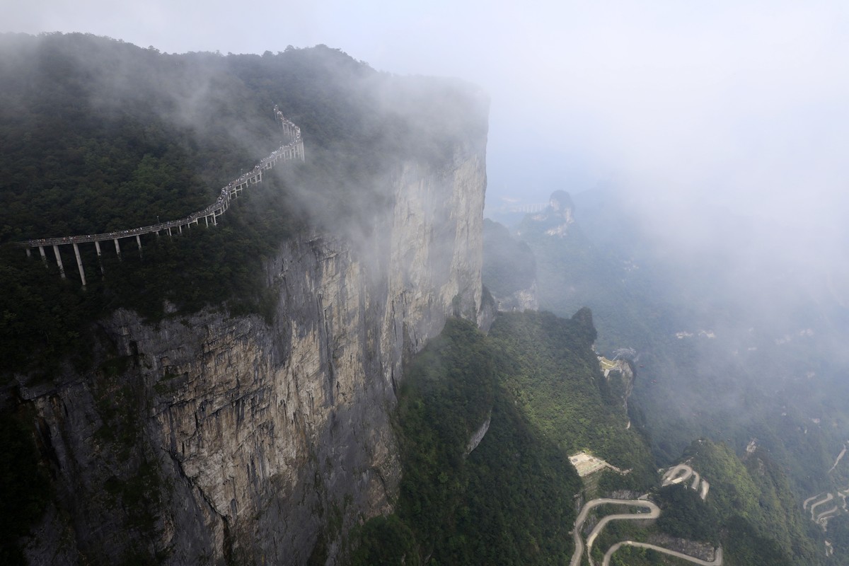 变幻莫测的天门山玉瓶峰顶风光