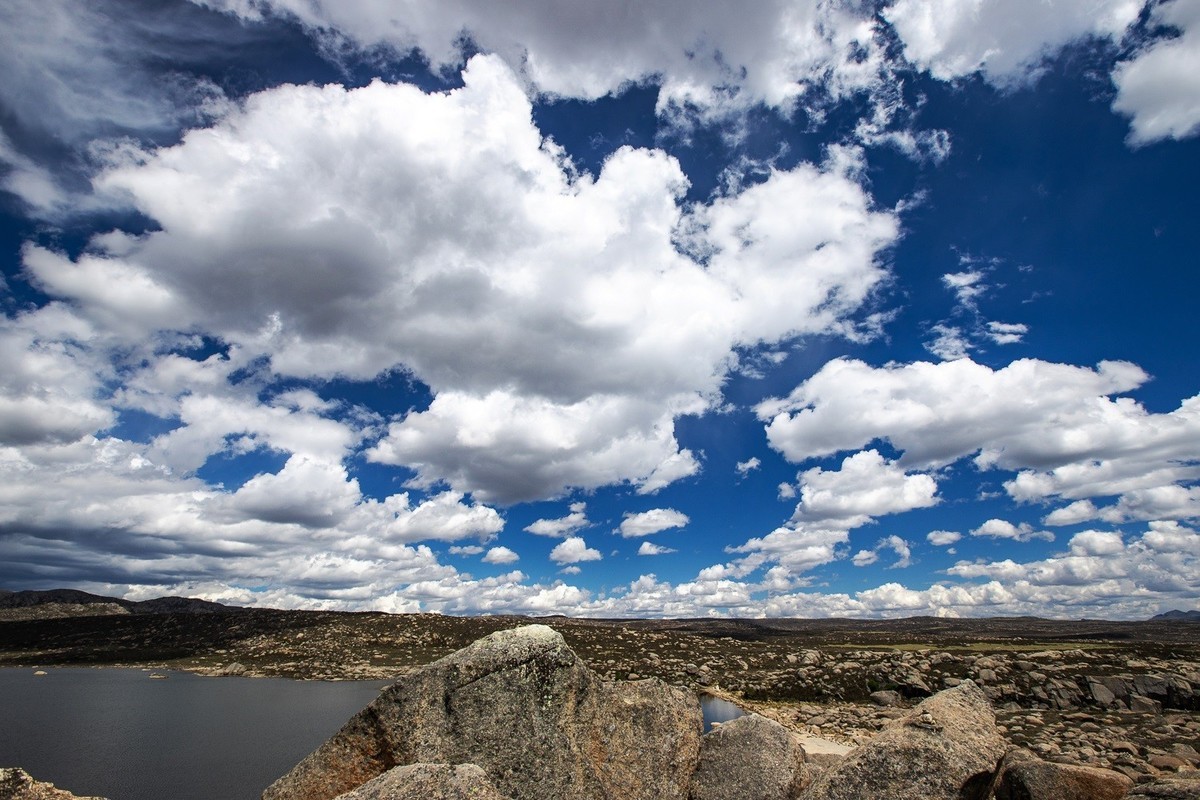 云卷云舒画中游，山峦叠翠意悠悠。