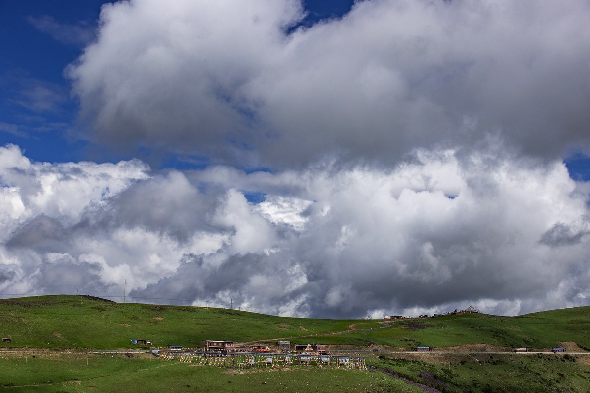 云卷云舒画中游，山峦叠翠意悠悠。