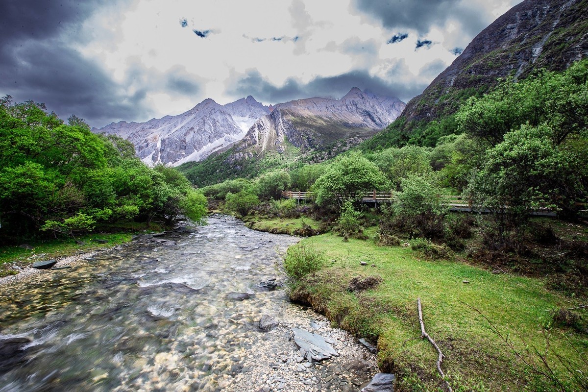 云卷云舒画中游，山峦叠翠意悠悠。