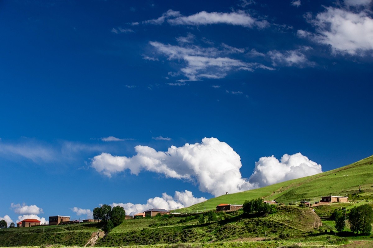 云卷云舒画中游，山峦叠翠意悠悠。