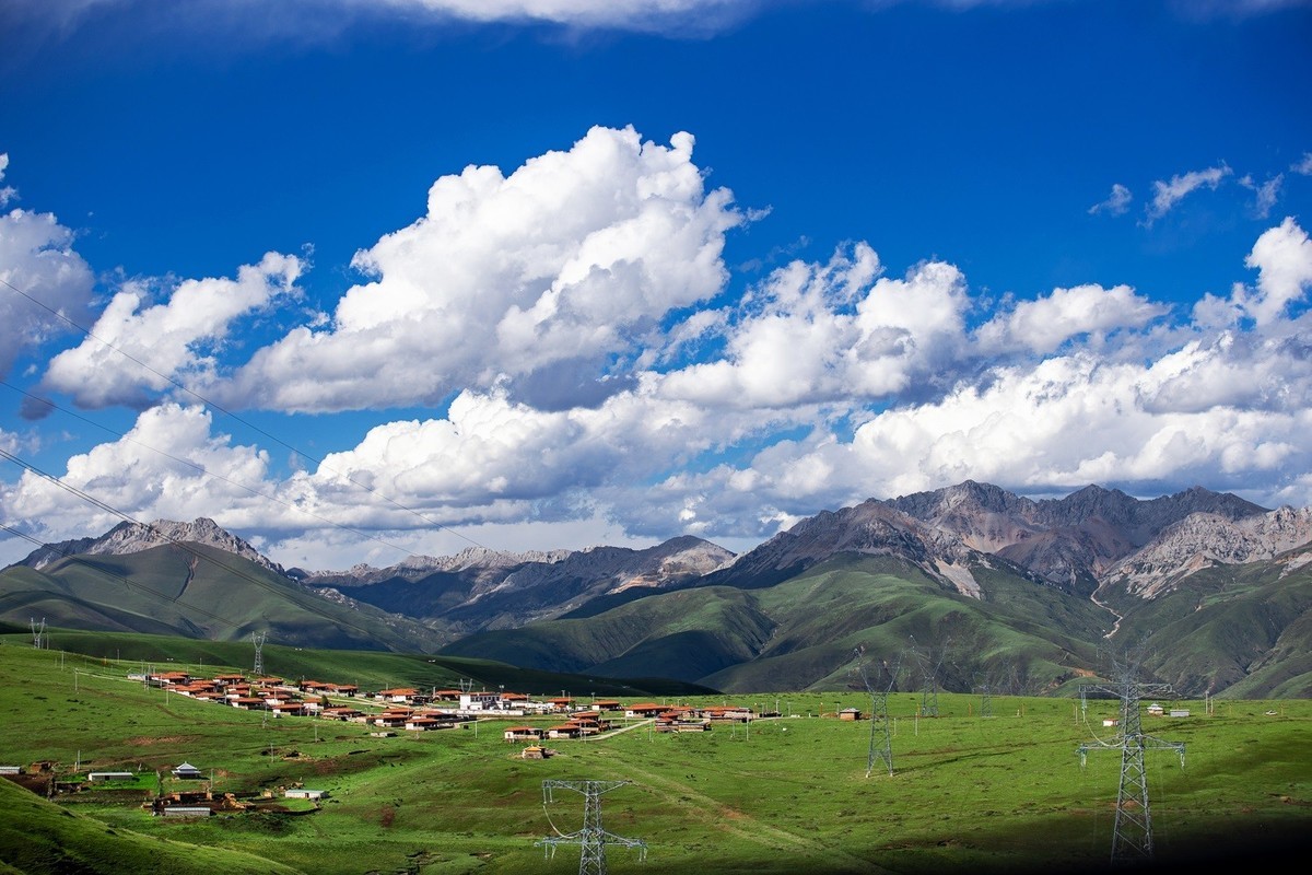 云卷云舒画中游，山峦叠翠意悠悠。