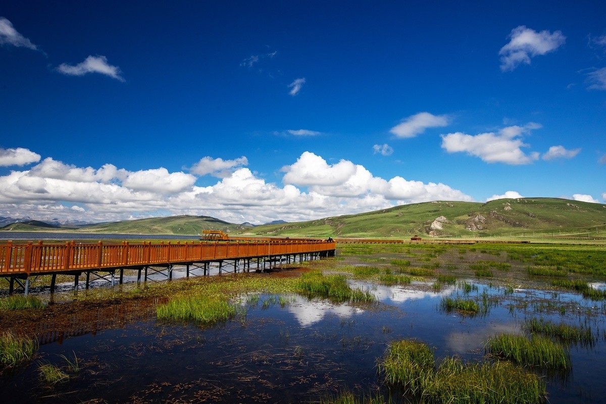 云卷云舒画中游，山峦叠翠意悠悠。