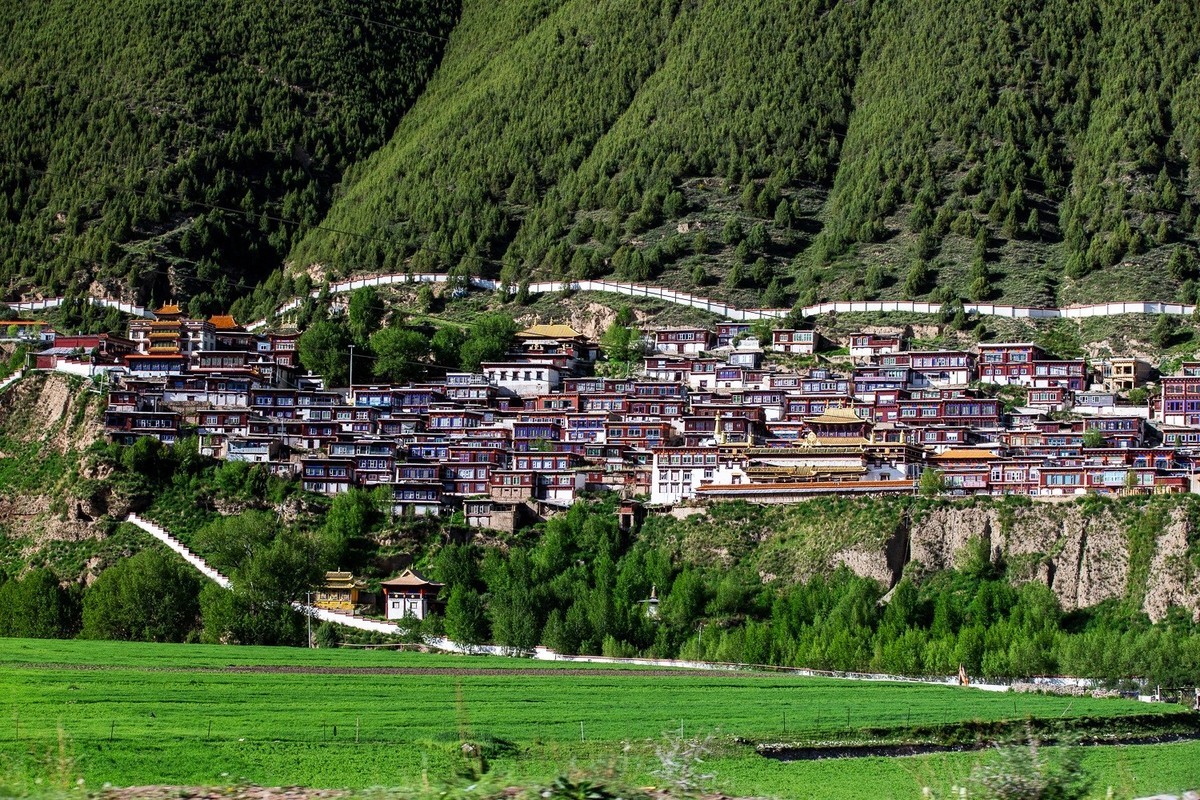 云卷云舒画中游，山峦叠翠意悠悠。