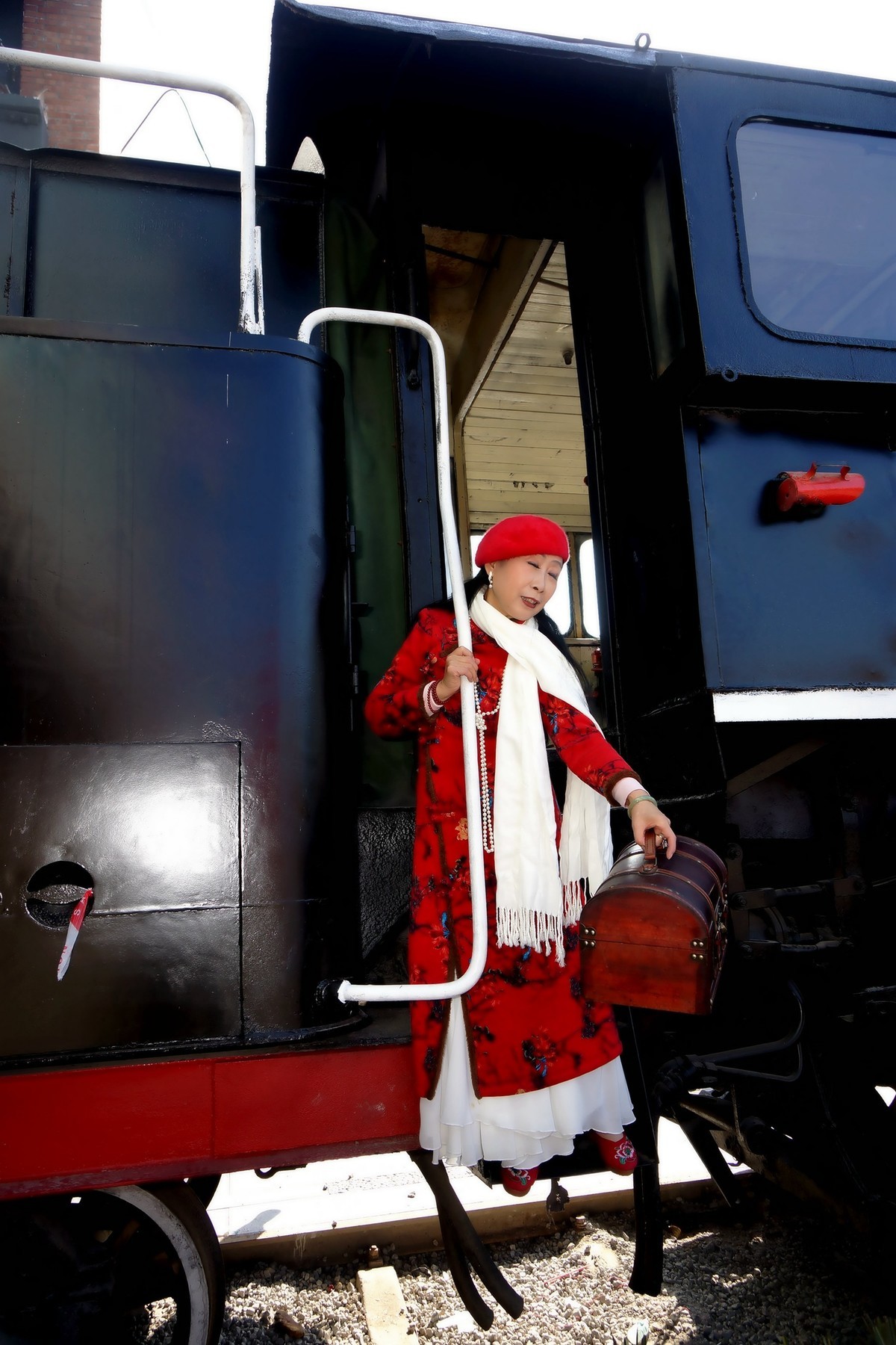 绿皮火车头旁的美女！