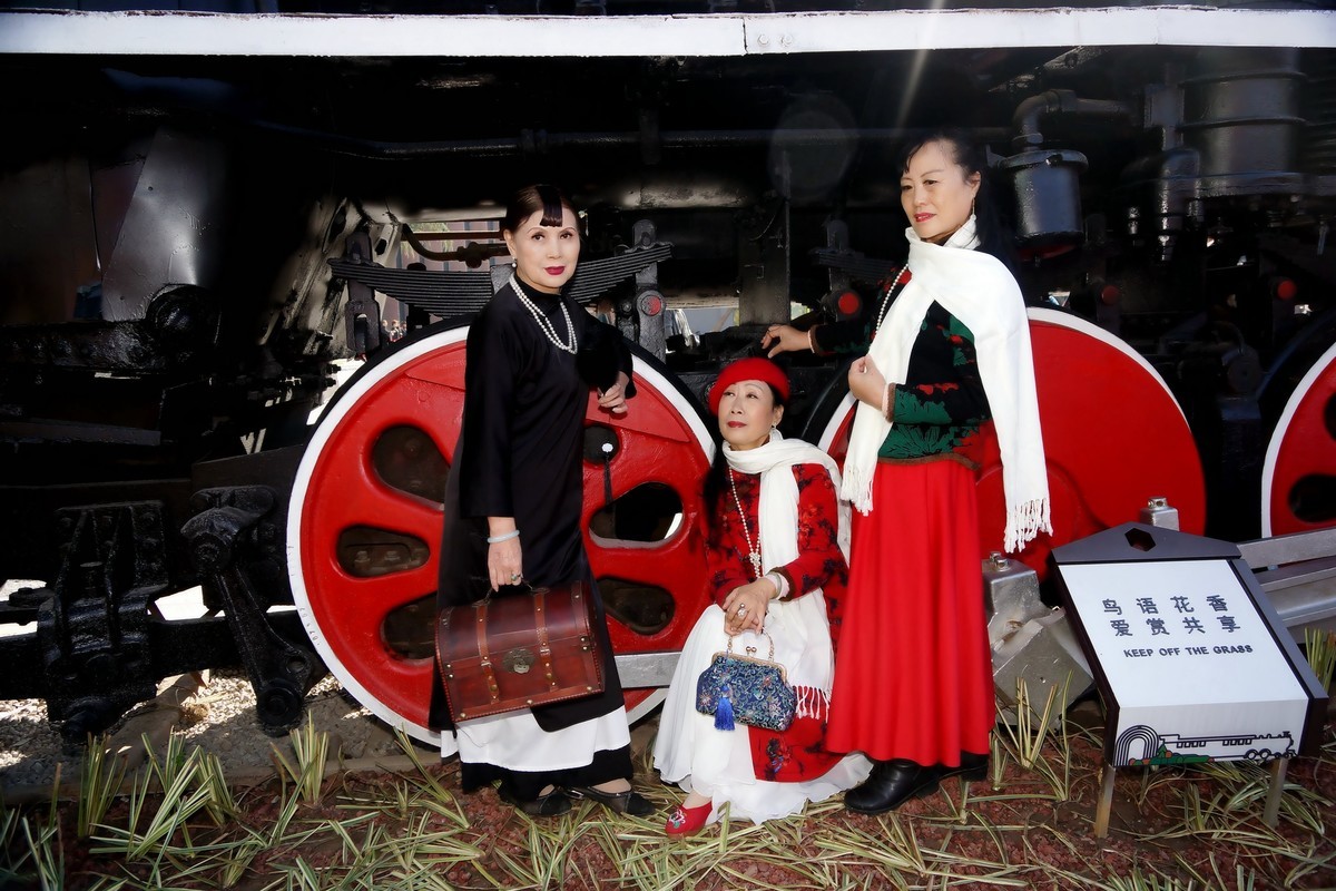 绿皮火车头旁的美女！