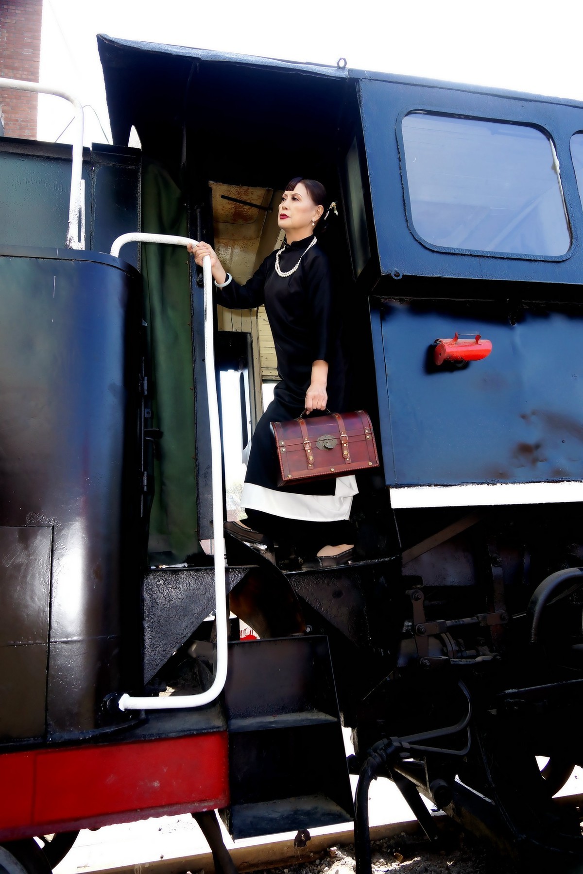 绿皮火车头旁的美女！