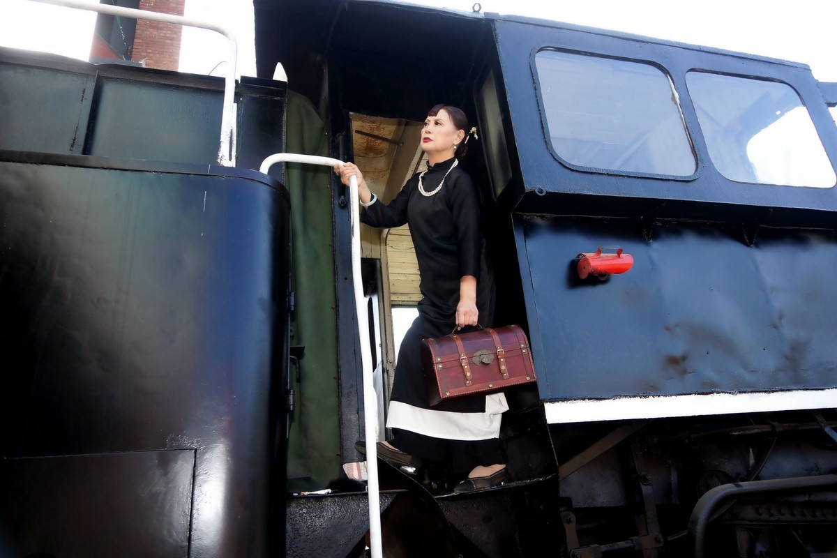 绿皮火车头旁的美女！