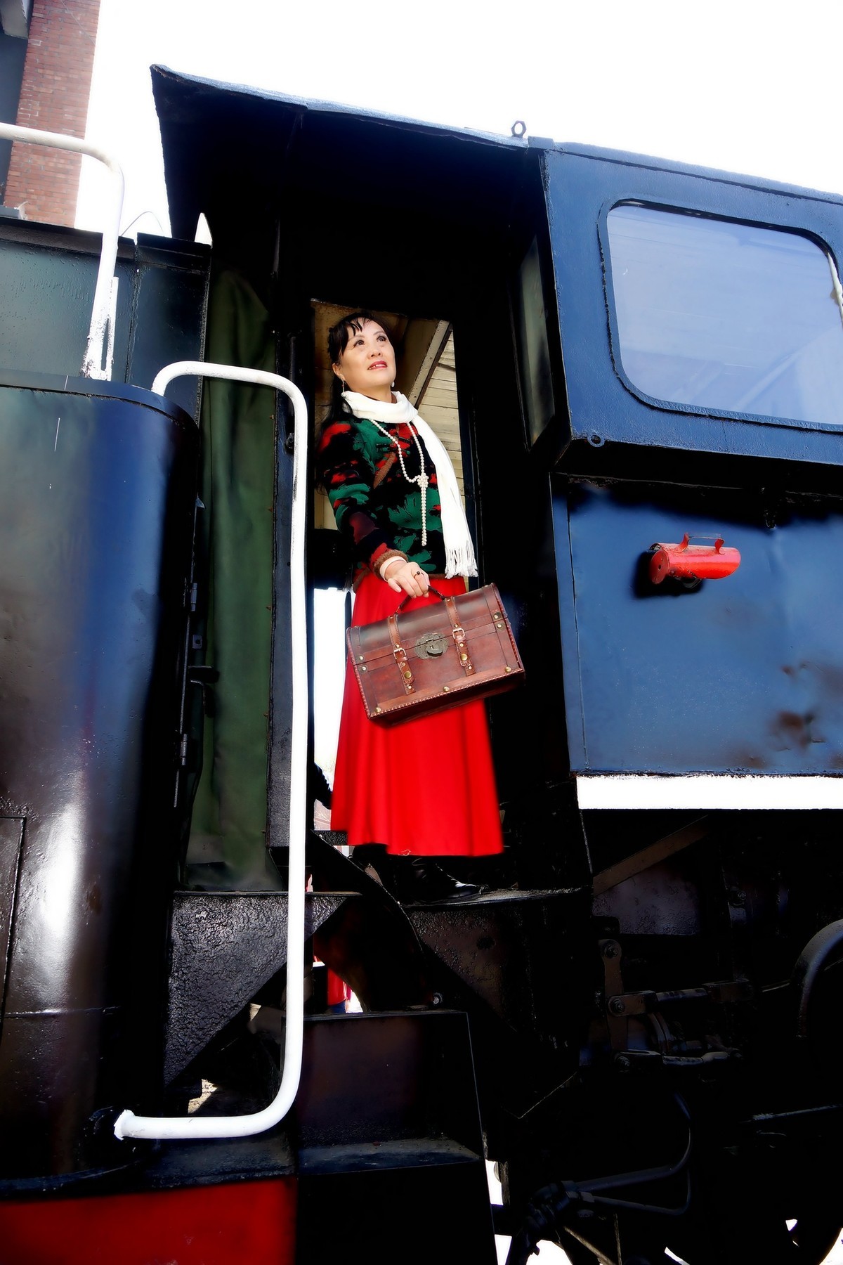 绿皮火车头旁的美女！