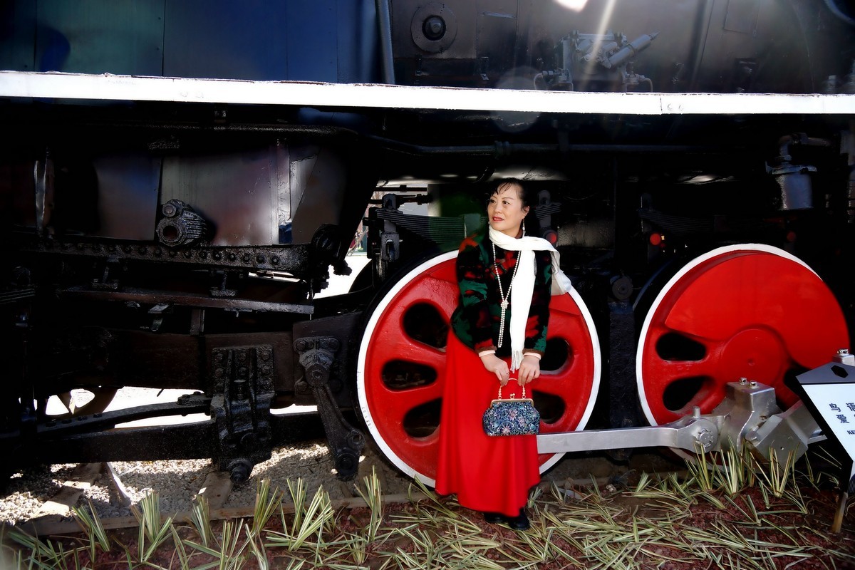 绿皮火车头旁的美女！