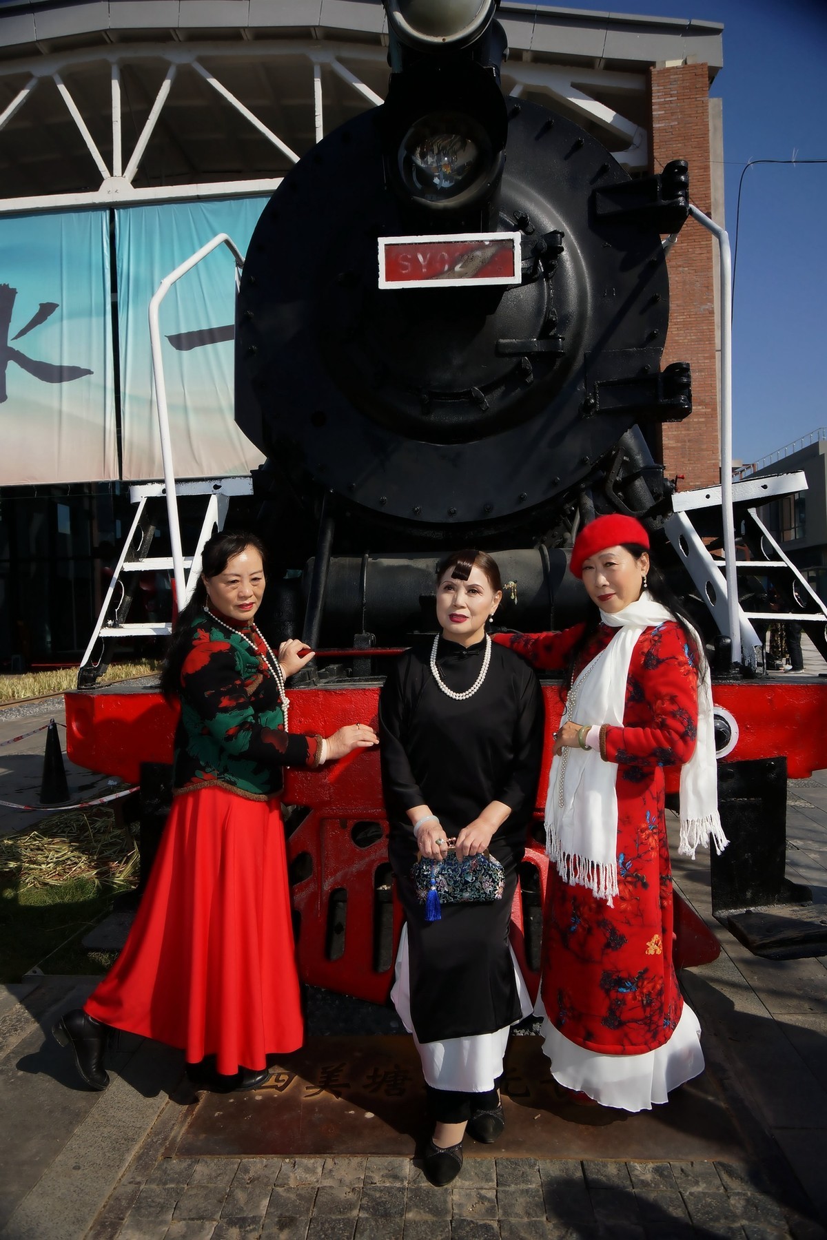 绿皮火车头旁的美女！