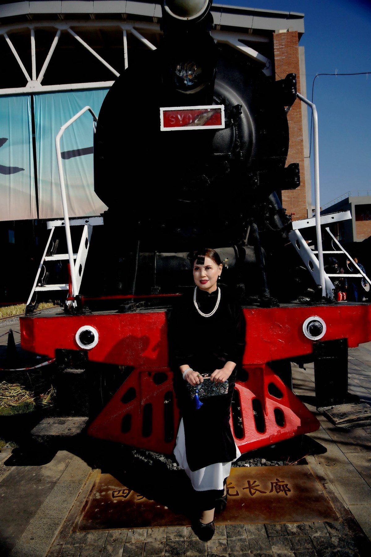 绿皮火车头旁的美女！