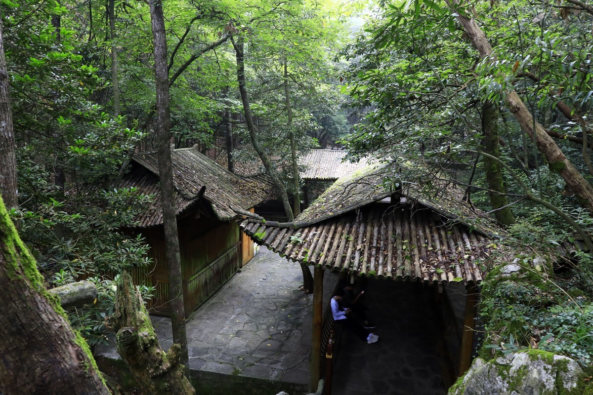 变幻莫测的天门山玉瓶峰顶风光