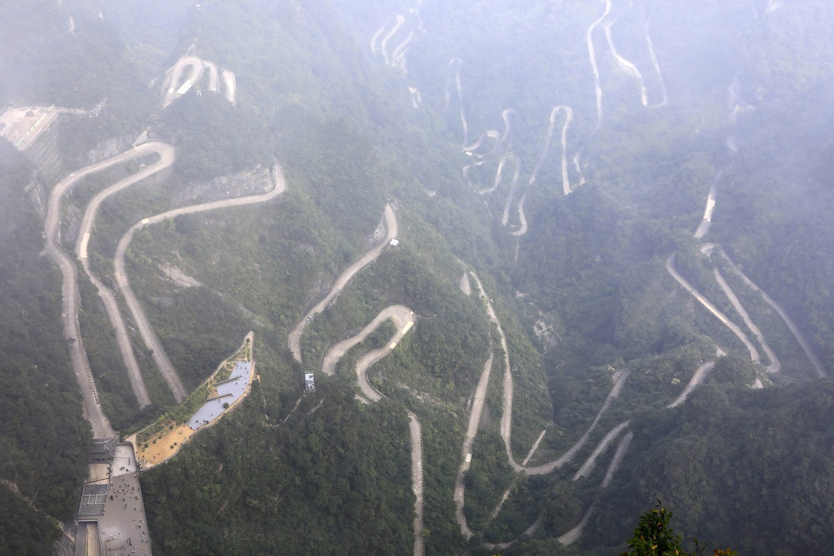变幻莫测的天门山玉瓶峰顶风光