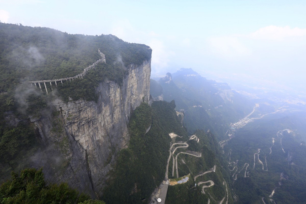 变幻莫测的天门山玉瓶峰顶风光