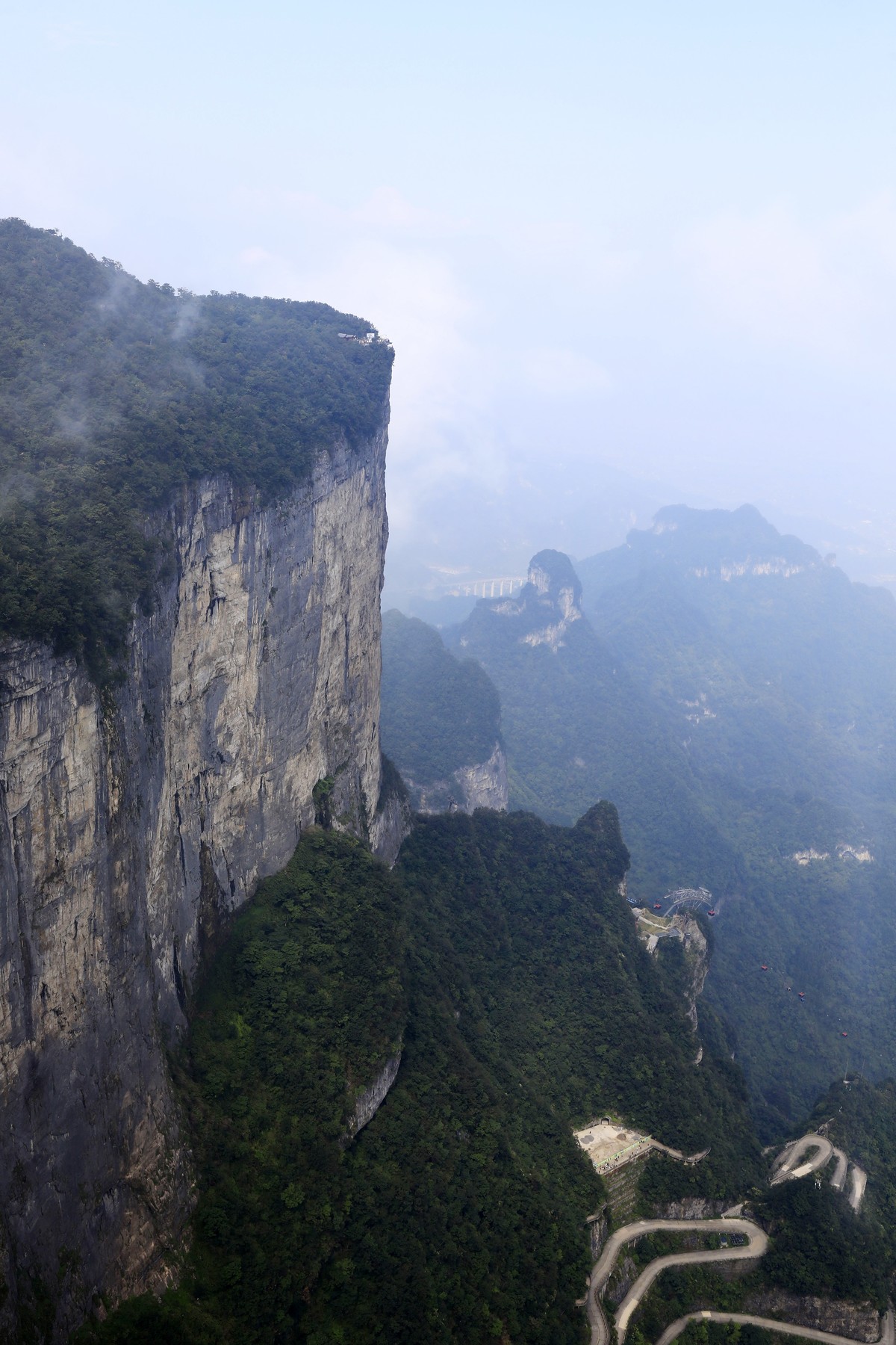 变幻莫测的天门山玉瓶峰顶风光