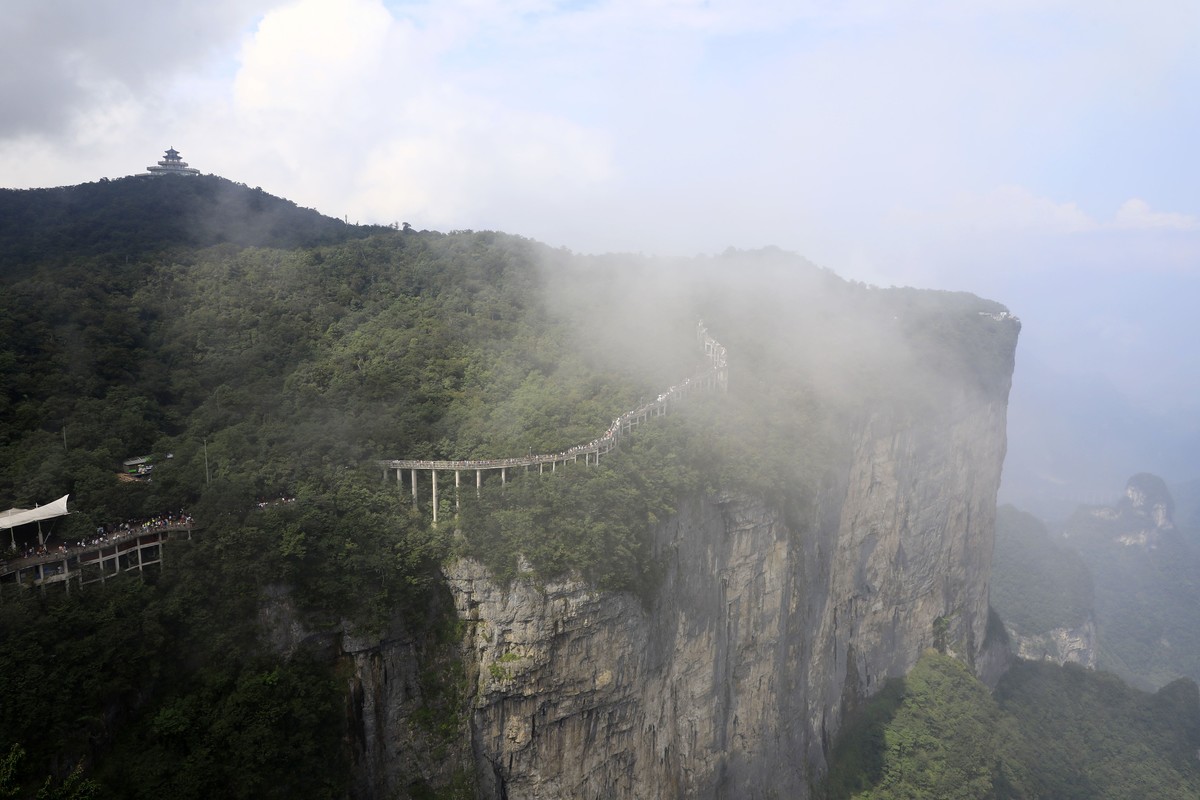 变幻莫测的天门山玉瓶峰顶风光